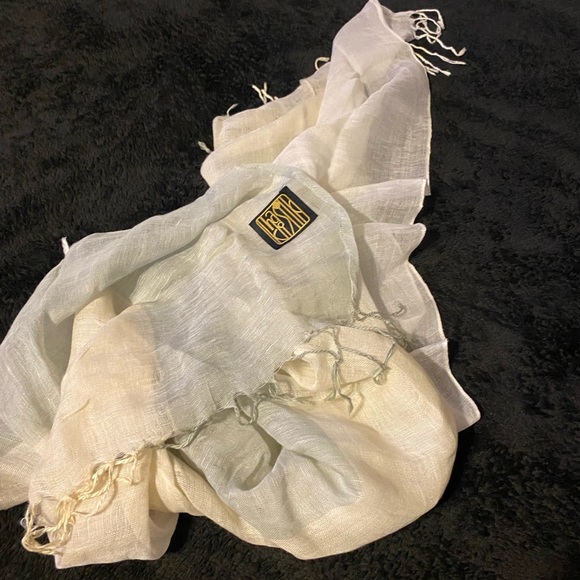 PRE OWNED SCARF IN VERY GOOD CONDITION - Picture 5 of 5